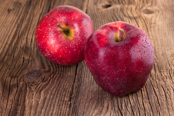 яблоки на деревянном фоне - Фото, изображение