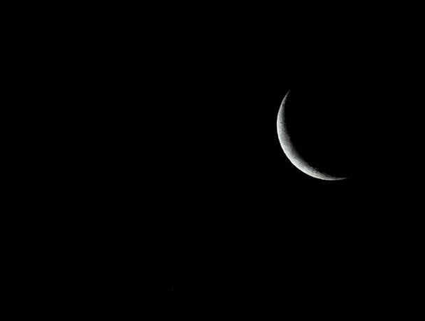 Egy nagyon kis korai Hold az éjszaka mélyén - Fotó, kép