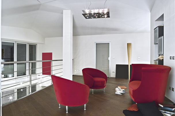 Czerwonym aksamitem fotelami w nowocześnie urządzonym salonem z parkietem - Zdjęcie, obraz