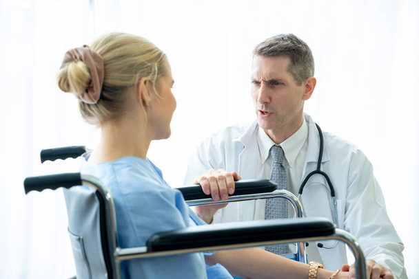 Doctor talking with patient to encouragement,Doctor provide care medical service help support smiling patient at hospital,Coronavirus Disease 2019 (COVID-19). - Foto, Imagen