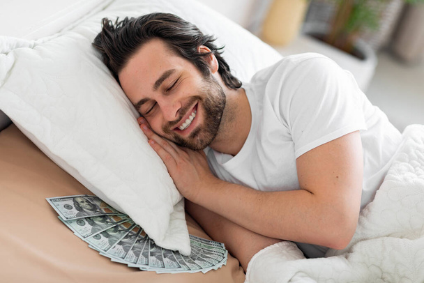 Homme dormant avec beaucoup de billets de banque
 - Photo, image