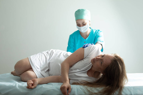 Doctor process epidural nerve block for pregnant woman - Foto, imagen