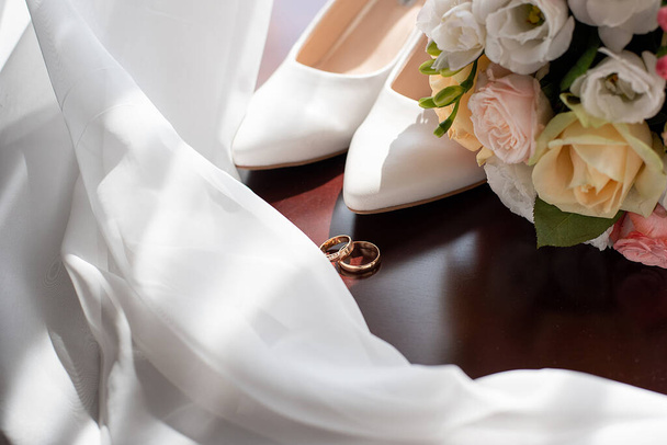 bride's shoes bouquet wedding rings. preparations before the ceremony of the newlywed - Foto, Imagem