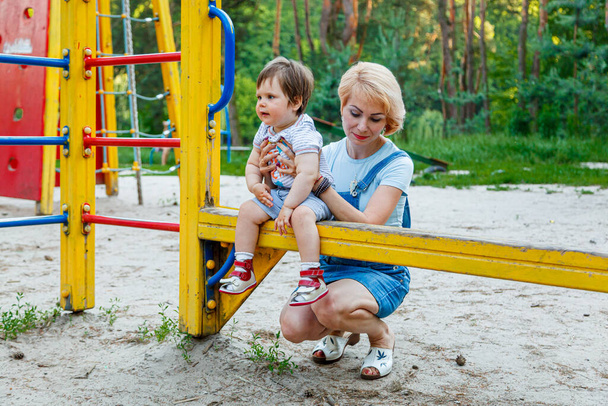 mooi meisje met kinderen op een kinderspeelplaats close-up - Foto, afbeelding