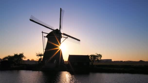 Wiatrak z gwiazdą odpalenia słonecznego w Kinderdijk w prowincji Holandia Południowa, Holandia. - Materiał filmowy, wideo