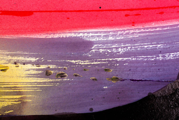 Abstrakti maalaus toteutetaan akvarelleilla. Harjat aivohalvauksia ja tippuminen tekniikka on valmistettu punainen ja violetti väri - Valokuva, kuva