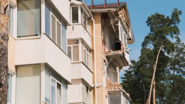 4月2022は、ロシアとの軍事紛争と都市の占領後、アパートのバルコニーを破壊しました。ウクライナでの戦争の結果. - 映像、動画