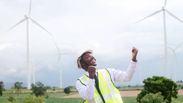 成功アフリカのエンジニアマネージャーは、発電所を生成フロント風力タービンスタンド. - 写真・画像