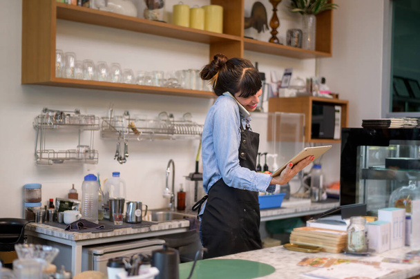 Mladé služby smýšlející barista žena pracující v kavárně - Fotografie, Obrázek
