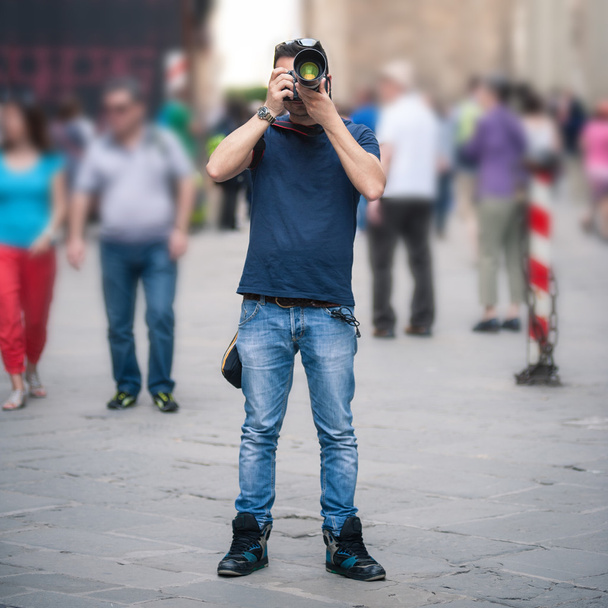 Молодий чоловік фотографується з професійною камерою
 - Фото, зображення