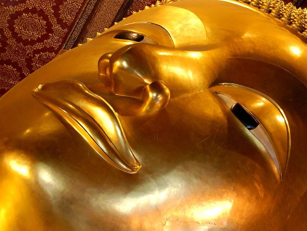 Очень большая статуя Золотого Будды в Бангкоке, Таиланд
 - Фото, изображение