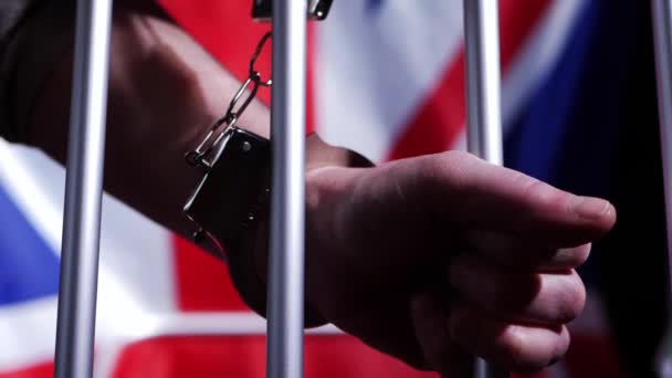 刑務所のバーを通って手錠をかけられた囚人 - 映像、動画