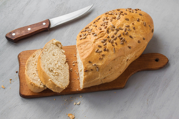 ヒマワリの種子とライ麦パンのパン - 写真・画像