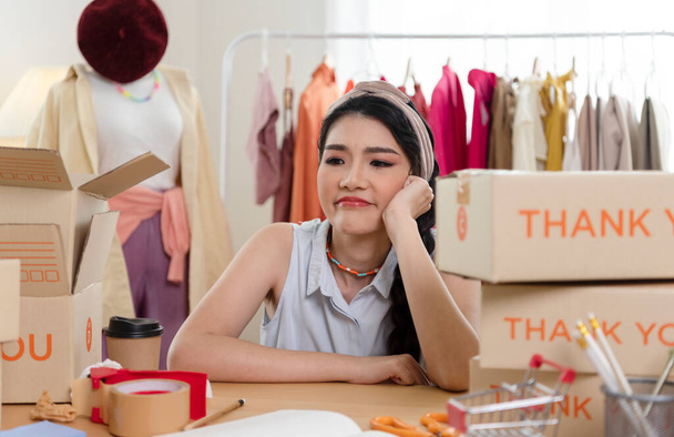 Mladý asijský podnikatel stresu v on-line podnikání, selhání žena s pracovním problémem. MSP podnikatel a on-line prodejní koncept. - Fotografie, Obrázek