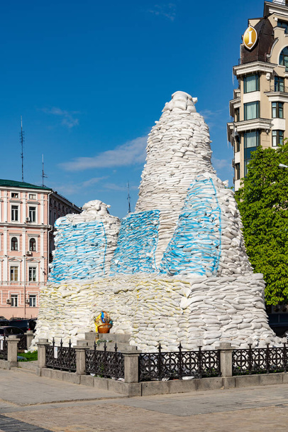The monument to Princess Olga, Kyiv, Mykhailivska square, is covered with sandbags painted in blue and yellow, protective structure aganst Russian missiles during war - Foto, Imagem