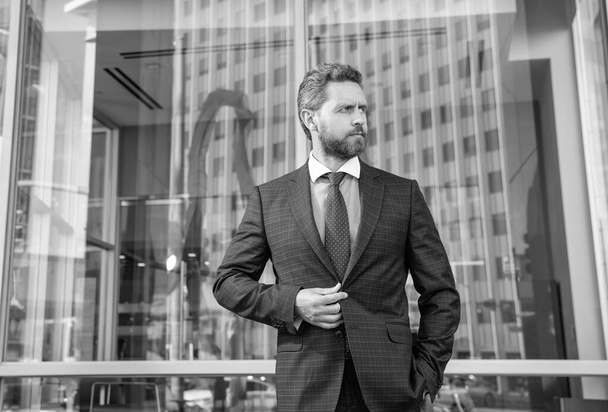 serious mature business man in formalwear outdoor, business fashion - Zdjęcie, obraz