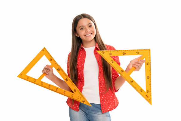 educación para el niño. matemáticas. sonriente adolescente chica mantenga regla de triángulo. de vuelta a la escuela. - Foto, imagen