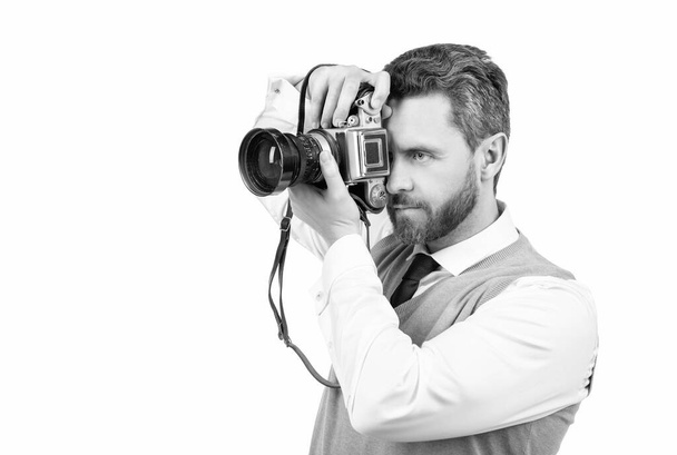 chico tomando cámara con cámara retro aislado sobre fondo blanco, espacio de copia, fotografiando - Foto, imagen
