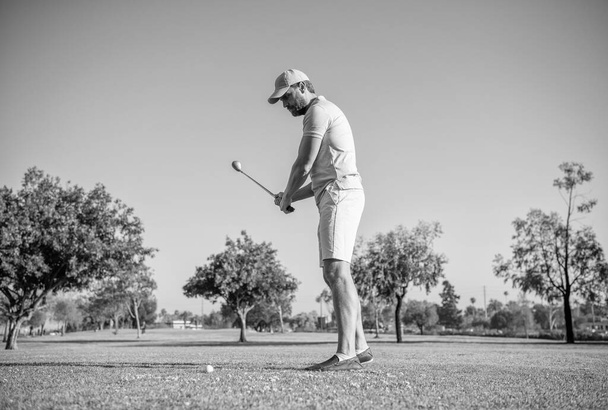 jugador de golf masculino de longitud completa en campo profesional con césped verde, golf - Foto, Imagen