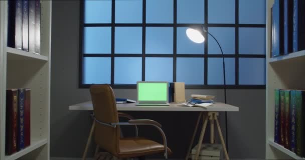 Kannettava tietokone tyhjällä näytöllä työpaikalla kotona kirjastossa - Materiaali, video