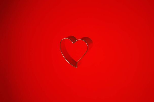 Natureza morta de um coração em forma de objeto isolado em um fundo vermelho - Foto, Imagem