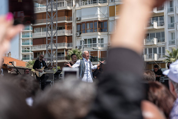 05.01.2022, Σμύρνη, Τουρκία, Edip Akbayram συναυλία ακούστηκε με ενθουσιασμό στην περιοχή συλλαλητήριο της 1ης Μαΐου στη Σμύρνη. - Φωτογραφία, εικόνα