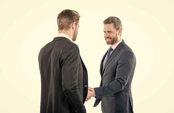 Két üzletember kolléga kezet rázott sikeres üzlet után, kézfogás. - Fotó, kép