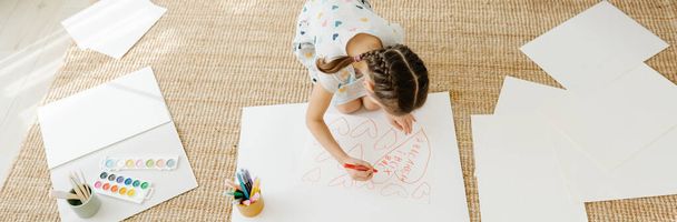 Child drawing a lot of hearts - Foto, Imagen