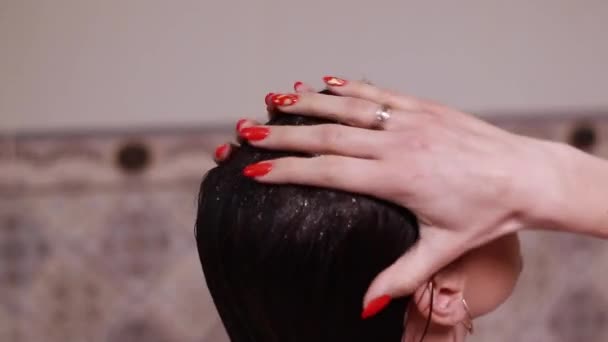 Vista posterior de la mujer morena tomando ducha, Lavado de pelo largo con espuma de champú - Imágenes, Vídeo
