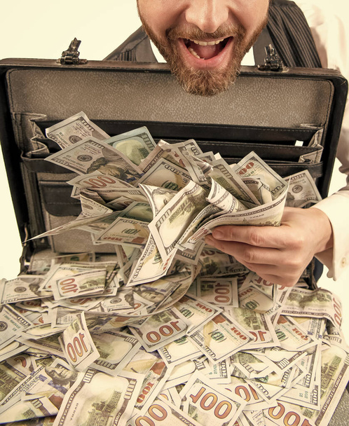 close-up van bijgesneden zakenman met geld cafe geïsoleerd op witte achtergrond, omkoping - Foto, afbeelding