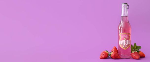 Flasche frische Erdbeere Kombucha auf lila Hintergrund mit Platz für Text - Foto, Bild