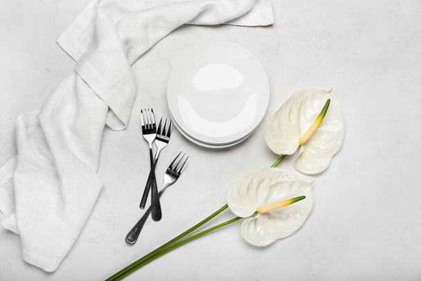 Gyönyörű anthurium virágok és asztali áruk könnyű háttér - Fotó, kép