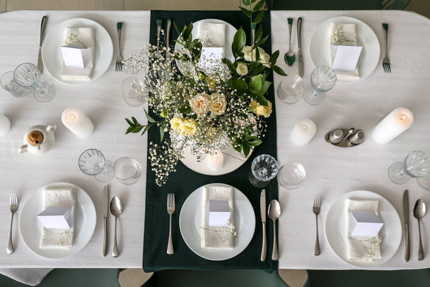 Stylowy stół na uroczystość weselną w jadalni, widok z góry - Zdjęcie, obraz