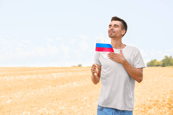 Młodzieniec z flagą narodową Rosji na świeżym powietrzu - Zdjęcie, obraz