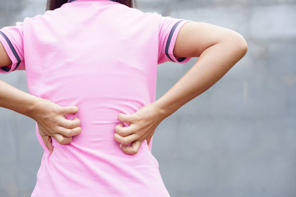 Parte de trás da mulher branca dor nas costas e dor conceito, Itchy mulher asiática nas costas
 - Foto, Imagem