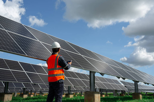 A technikusok ellenőrzik a naperőmű berendezéseinek működését, hogy az energiatermelés teljes kapacitással működhessen. Alternatív energia a világ energiamegtakarításához. - Fotó, kép