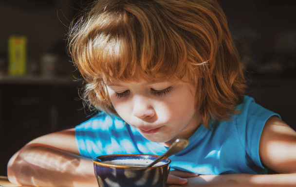 Nutrizione dei bambini. Il ragazzino mangia la zuppa. Cibo sano per bambini. Prodotti biologici casalinghi. - Foto, immagini