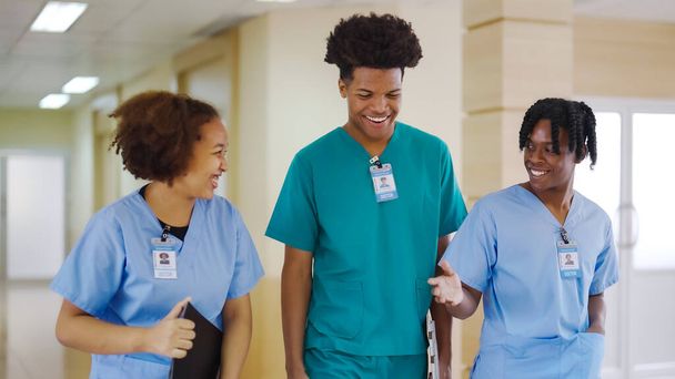 黒人グループの医療チーム。病院の医療スタッフ。医者と看護師が話し合い、病院を歩く - 写真・画像