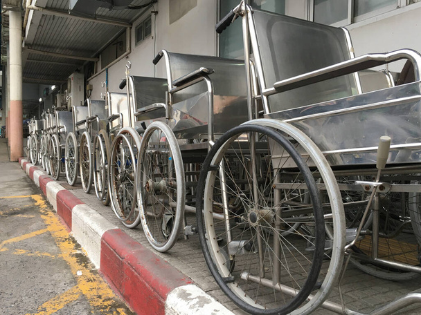 Wiele wózków inwalidzkich dla chorych i starszych, którzy przychodzą do korzystania z usługi w szpitalu. - Zdjęcie, obraz