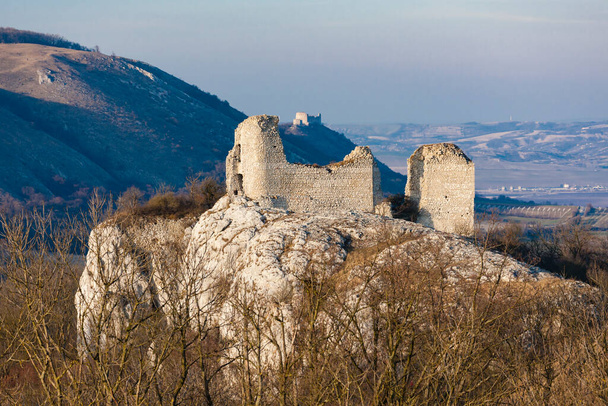 Sirotci hradek ruínas e Devicky ruínas na região de Palava, Morávia do Sul, República Checa - Foto, Imagem