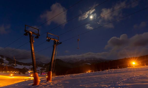 βράδυ σκι στο χιονοδρομικό κέντρο Donovaly Σλοβακία - Φωτογραφία, εικόνα