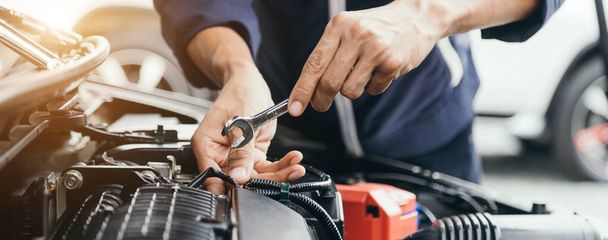 mecánico del automóvil reparador manos reparación de un taller de automoción de motor de coche con una llave, servicio y mantenimiento del coche, servicio de reparación. - Foto, imagen