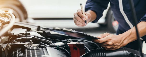 mecánico del automóvil reparador manos reparación de un taller de automoción de motor de coche con una llave, servicio y mantenimiento del coche, servicio de reparación. - Foto, Imagen