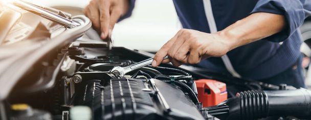 mecánico del automóvil reparador manos reparación de un taller de automoción de motor de coche con una llave, servicio y mantenimiento del coche, servicio de reparación. - Foto, Imagen
