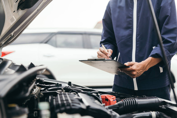Otomobil tamircisi elleri ingiliz anahtarı, araba servisi ve bakımı ile bir araba motoru otomotiv atölyesini tamir ediyor.. - Fotoğraf, Görsel
