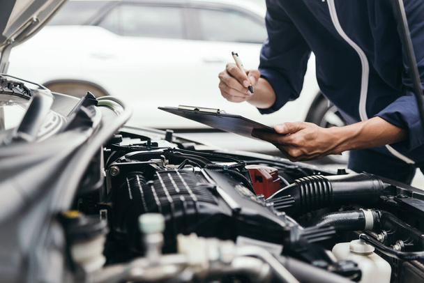 Automóvel mecânico reparador mãos reparar um carro motor oficina automotiva com uma chave inglesa, serviço de carro e manutenção, serviço de reparação. - Foto, Imagem