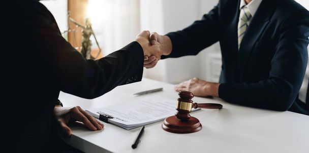 Businessman shaking hands to seal a deal Judges male lawyers Consultation legal services Consulting in regard to the various contracts to plan the case in court - Fotoğraf, Görsel
