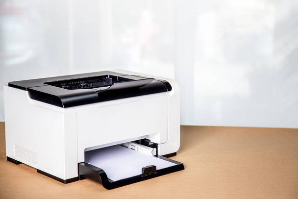 Drucker, Kopierer, Scanner im Büro. Arbeitsplatz, Kopiergerät zum Scannen von Dokumenten zum Drucken eines Blattes Papier und Xerox-Fotokopie. - Foto, Bild
