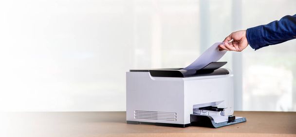 Imprimante, photocopieuse, scanner au bureau. Milieu de travail, photocopieuse pour numériser des documents imprimant une feuille de papier et une photocopie xérox. - Photo, image