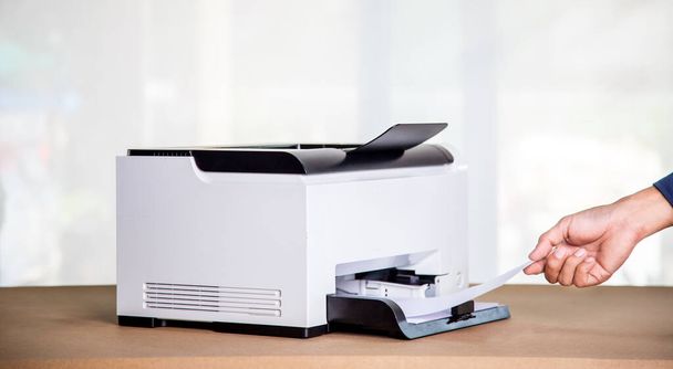 Impressora, copiadora, scanner no escritório. Local de trabalho, fotocopiadora para digitalização de documentos de impressão de uma folha de papel e fotocópia xerox. - Foto, Imagem